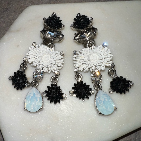 Oscar de la Renta
Black Dahlia Earrings - Picture 4 of 7